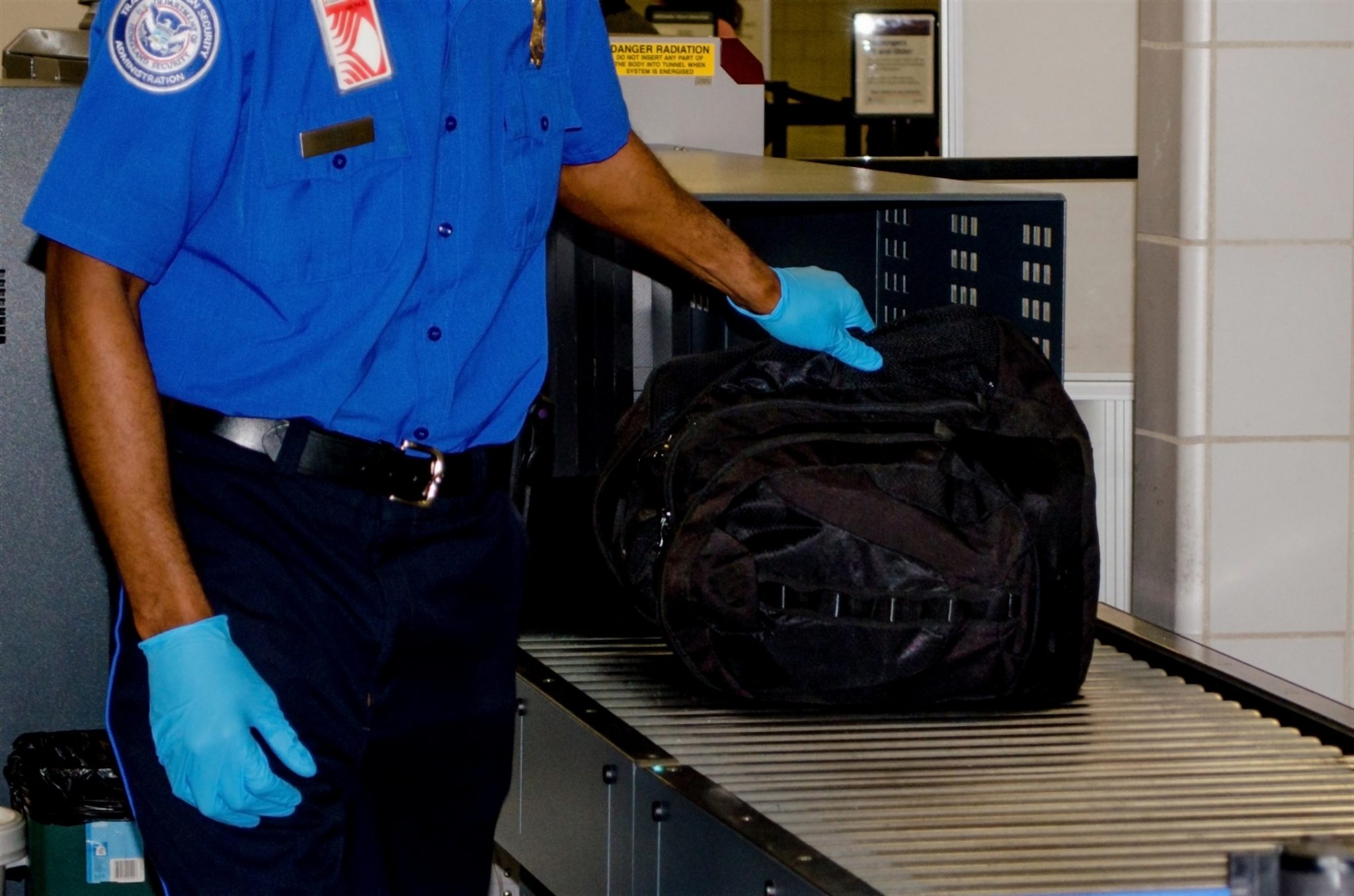 Досмотр сумок. Досмотр багажа. Досмотр сумки. Досмотр багажа в аэропорту. Сканер багажа в аэропорту.